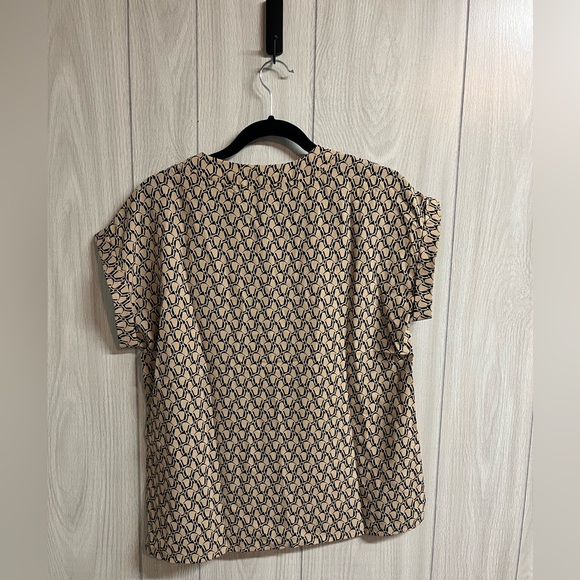 ChicGeometric Print V-neck T-shirt - Picture 3 of 4